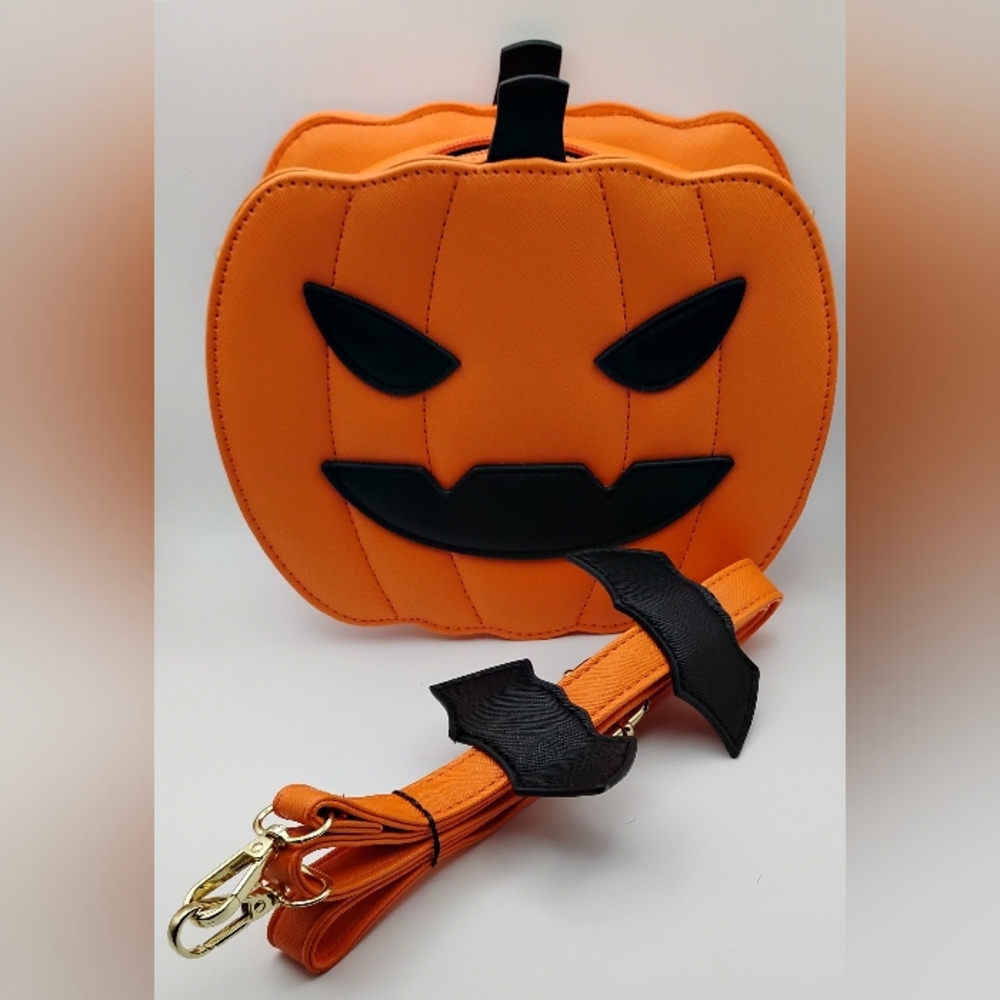 Pumpkin Face Women's Crossbody Bag With Detachable Strap. BNWOT